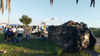 Manavgat'ta dehşet anları: Tur midibüsü refüje uçtu, 17 kişi yaralandı