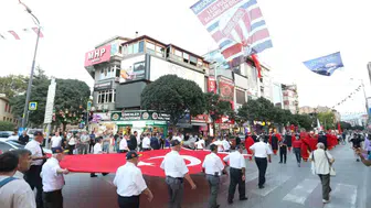 İnegöl'de 104 yıllık gurur tablosu: Sokaklar kırmızı beyaza büründü