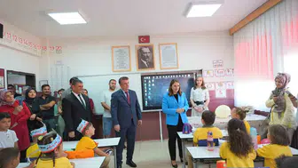Minik öğrencilerin ilk ders heyecanına Vali Arslan'dan yakın ilgi