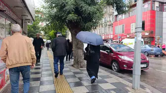Afyonkarahisar'da aniden bastıran yağmur hayatı durma noktasına getirdi