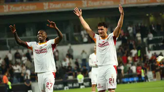 Galatasaray'da galibiyet coşkusu: Yeni yıldızlar ilk kez tribünleri selamladı