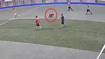 Halı sahada son anları kameraya yansıdı: Genç sağlıkçıdan acı haber