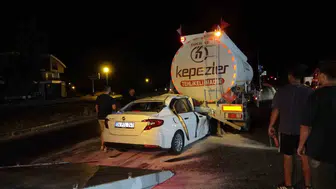 Manavgat'ta feci kaza: Tankerin altına giren otomobil ancak yakıt boşaltılınca çıkarılabildi