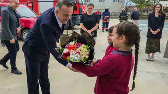 Minik öğrencilere yangınla mücadele dersi: Turhal'da sahne ve eğitim bir arada