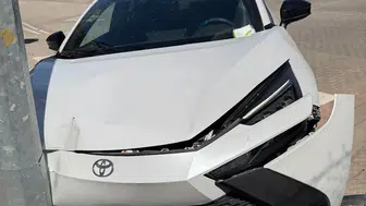 Siirt'te okul önünde korkutan kaza: Direğe çarpan araç hurdaya döndü