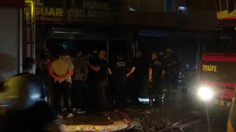 Antalya'da geceyi aydınlatan korku dolu anlar: İki dükkan küle döndü