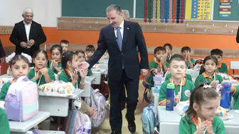 Sultanbeyli'de eğitim seferberliği: 9 bin minik öğrenciye okul heyecanı hediyesi