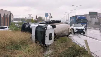 İnegöl girişinde korkutan kaza: Sıvı tuz yüklü tanker kanala uçtu