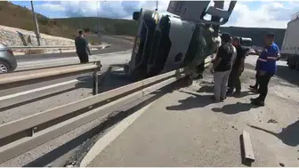 Gebze'de korkutan kaza: Beton mikseri bariyerlere çarparak devrildi