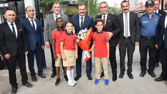Salihli'de okul zili coşkuyla çaldı: Miniklerden unutulmaz performans