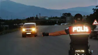 Erzincan Emniyeti'nden şafak operasyonu: 22 firari kıskıvrak yakalandı