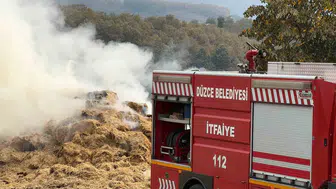 Düzce'de korku dolu anlar: Besi çiftliğindeki samanlık alevlere teslim oldu