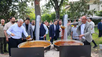 Meram'da nostalji rüzgarı: Odun ateşinde kaynayan pekmezler çocukluk anılarını canlandırdı