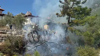 Akyaka'da korku dolu anlar: Alevler evlerin kapısına dayandı