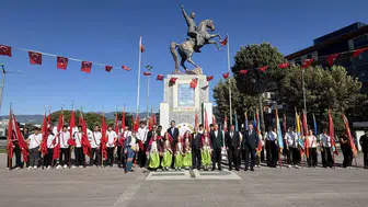 Edremit'te ders zili coşkuyla çaldı: Yeni eğitim yılı meydanlarda kutlandı