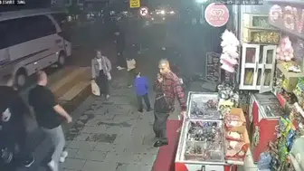 Gaziosmanpaşa'da sokak ortasında şiddet: Eski komşular arasında hesaplaşma kamerada