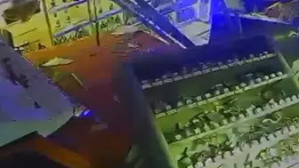 Veresiye reddi kan dondurdu: Kamyonuyla dükkanın içine daldı