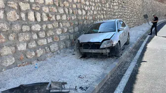 Besni'de korkutan kaza: Kontrolden çıkan araç duvara çarptı