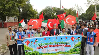 Ağrı'da gökyüzü Gazze için renklendi: Bin öğrenci barış mesajı gönderdi