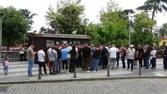 Trabzon'da dev randevu öncesi bilet kuyruğu: Avrupa'dan gelen taraftarlar galibiyet yemini etti