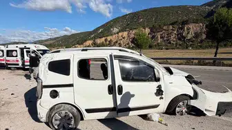 Tokat'ta dehşet anları: Refüje çarpan araç karşı şeride uçtu