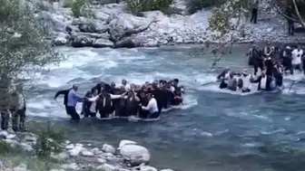 Yüksekova'nın sarp yamaçlarında hüzünlü veda: Cenazeyi dereden geçirip kilometrelerce omuzlarında taşıdılar