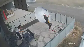 Aksaray'da şemsiye ile imtihan: Rüzgara karşı verdikleri mücadele kamerada