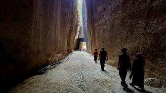 İnsan Emeğinin Devasa Mirası: Binlerce Esirin Kazdığı Tünel Turist Akınına Uğruyor