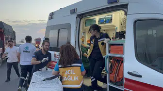 Aksaray yolunda göz gözü görmedi: Kum fırtınası 7 aracı birbirine kattı