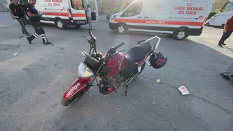 Sanayi sitesindeki kavşakta dehşet anları: İki motosikletin çarpışması kamerada