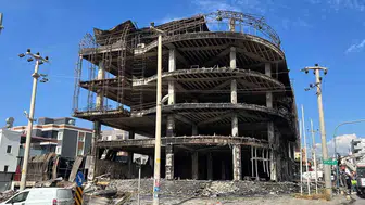 Mersin'de geceyi aydınlatan dehşet: Mobilya mağazası dakikalar içinde enkaza dönüştü