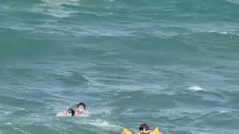 Karaburun sahillerinde ölümle burun buruna: Cankurtaranın zamanla yarışı kamerada