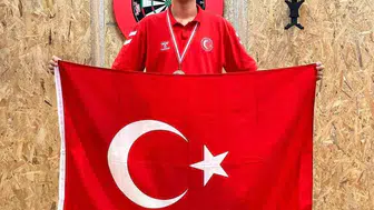 Avusturya'da dart rüzgarı: Yıldırımlı gençler kürsüye ambargo koydu