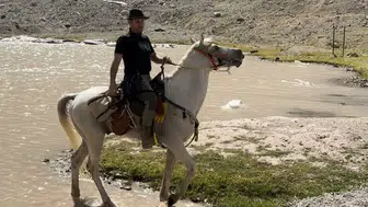 Yüksekova'nın sarp zirvelerinde alışılmadık bir yolculuk: Yarış atlarıyla bulutlara tırmandılar