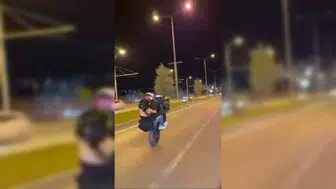 Malatya trafiğinde yürekleri ağza getiren şov: Arkasında yolcuyla tek teker gitti