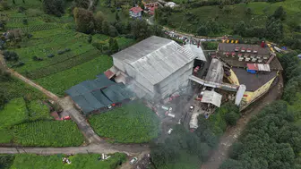 Çayeli'nde korku dolu anlar: Fabrika deposunu alevler teslim aldı