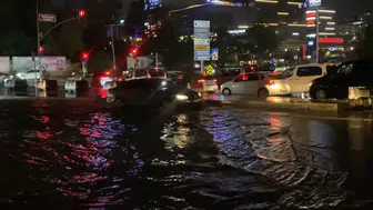 İstanbul'da akşam saatlerinde aniden bastıran sağanak hayatı felç etti