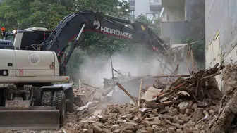 Bilecik'te korku saçan harabe binalara belediye müdahalesi
