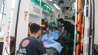 Elma toplarken kabusu yaşadı: Ağaçtan düşen çocuğun koluna korkuluk saplandı