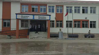 Van'da okul koridorlarında dehşet anları: Öğrencinin getirdiği tüfek paniğe yol açtı