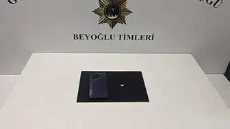 Beyoğlu'nda bir anlık dalgınlık pahalıya patladı: Güvenlik kamerası affetmedi