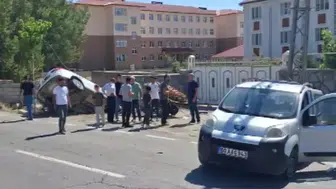 Patnos'ta sabah saatlerinde korkutan kaza: Kavşakta çarpışan araçlar hurdaya döndü