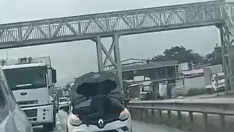 Bursa trafiğinde akıllara durgunluk veren görüntü: Kaputu açık otomobilin motorunda yolculuk yaptı