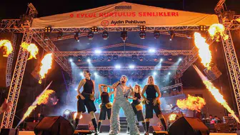 Menemen'de Kurtuluş Coşkusu: Sefo Rüzgarı On Binleri Meydana Döktü