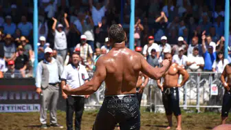 Er meydanında 8 yıllık hasret bitti: Balıkesir'in yeni başpehlivanı Necip Al