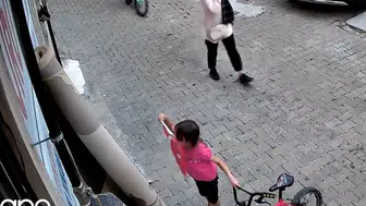 Minik Nehir'in sokaktaki duyarlı hareketi görenleri duygulandırdı