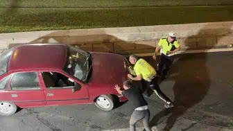 Kayseri'de kaza sonrası trafiği rahatlatan o anlar: Polisler kolları sıvadı