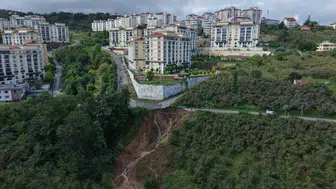 Trabzon'da gece yarısı dehşeti: Toprak kayması aracı dere yatağına sürükledi