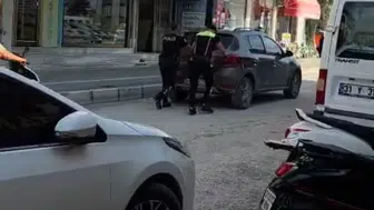 Trafik tıkandı, polisler kolları sıvadı: Arızalı aracı böyle kurtardılar
