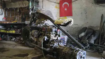 Babasının 'uğraşma olmaz' dediği projede sona geldi: Otomobil motorundan devasa motosiklet